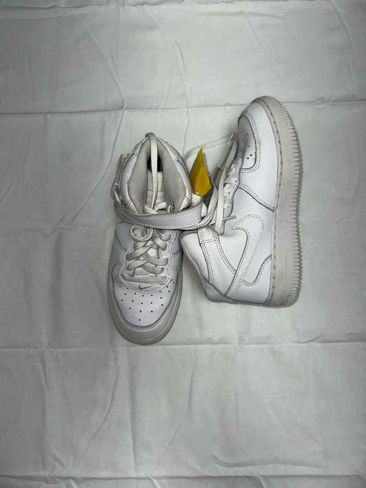 Nike (B) White Youth Shoe Size 1 (Youth) Boys Athletic Shoes