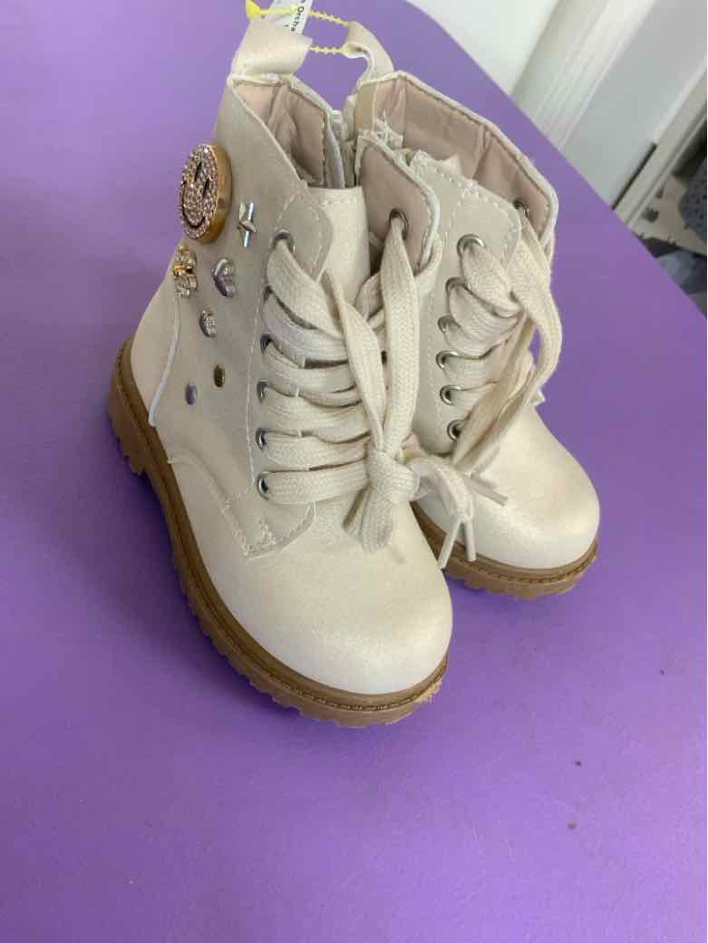 CHATTIES Cream Toddler Shoe Size 6 (Toddler) Girls FashionBoots