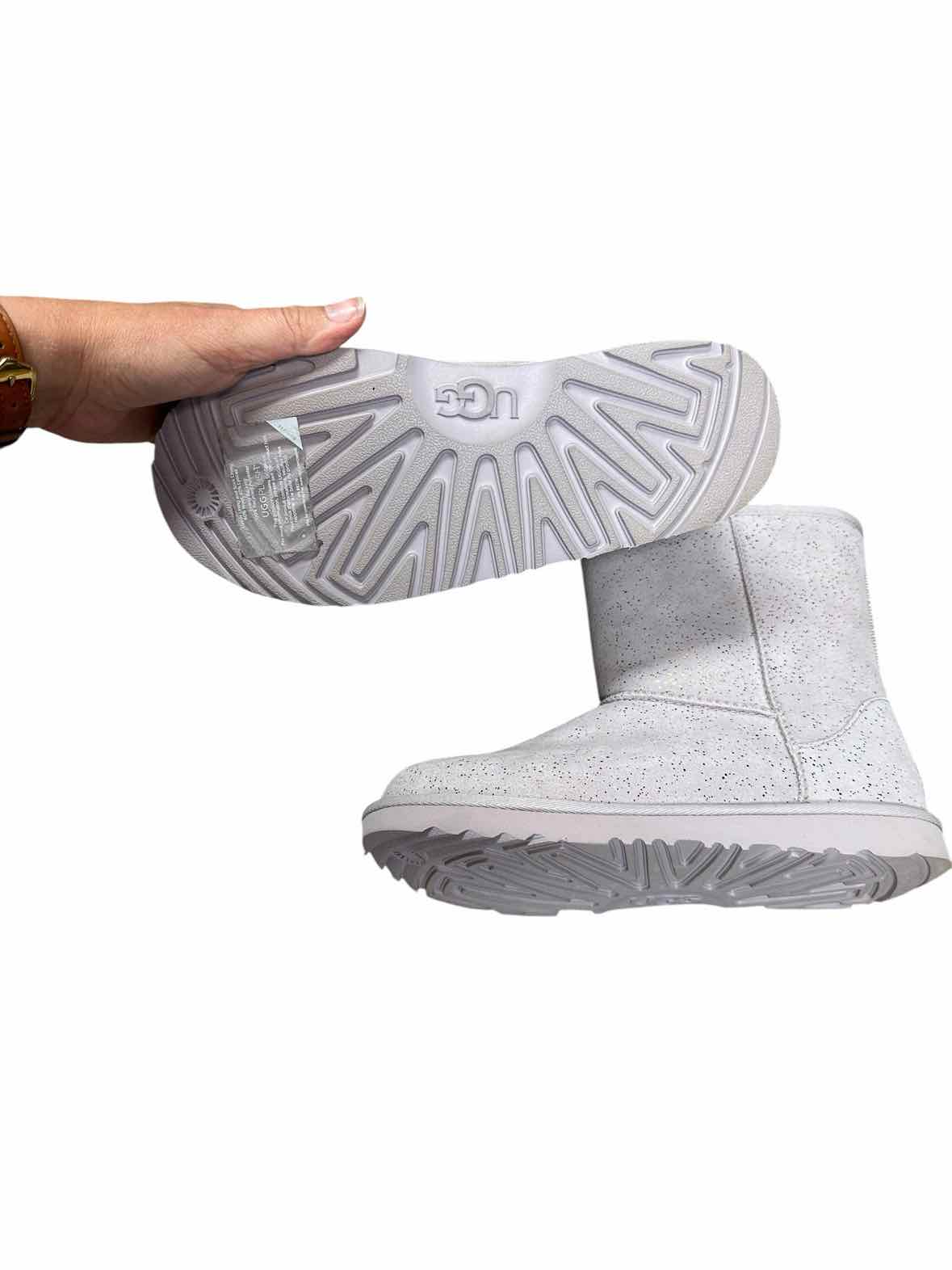 Ugg (AA) Gray Youth Shoe Size 6 (Youth) Girls WinterBoots