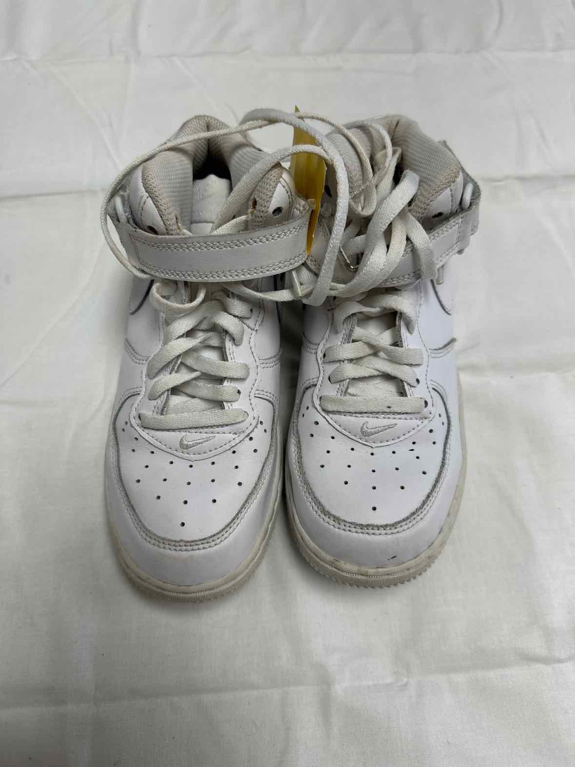 Nike (B) White Youth Shoe Size 1 (Youth) Boys Athletic Shoes