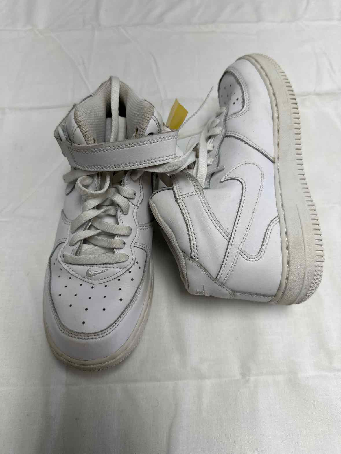 Nike (B) White Youth Shoe Size 1 (Youth) Boys Athletic Shoes