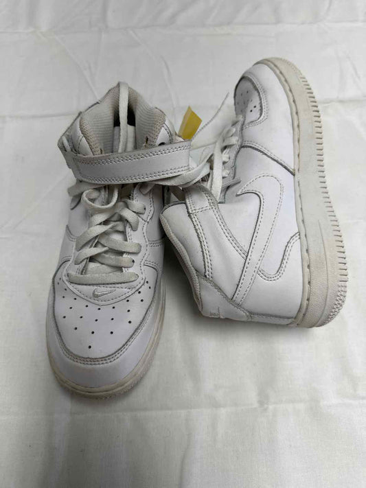 Nike (B) White Youth Shoe Size 1 (Youth) Boys Athletic Shoes